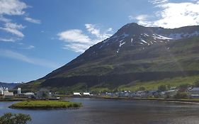 Við Lónið Guesthouse